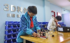 五年级学生借帮AI东西创做出环保科幻绘本 